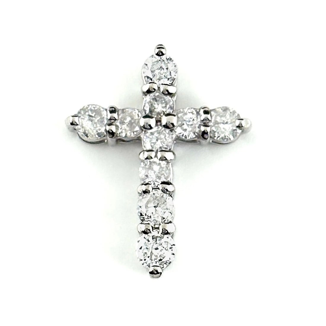 MELEE DIAMOND DESIGN PENDANT HEAD: Melee diamond design pendant head Brand: Unbranded Type: Pendant Head Material: Pt900, Color: Platinum Size: Pendant size 15.7×12.5mm(0.6") Inside diameter of the bail 3.2×0.8mm(0.1") 