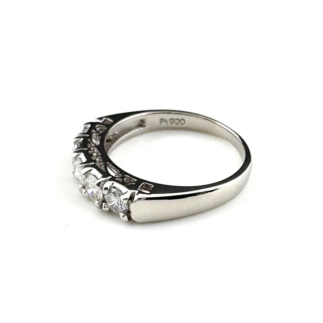 MELEE DIAMOND DESIGN RING PLATINUM: Melee diamond design Ring Platinum Brand: Unbranded Type: Ring Material: Pt900, Color: Platinum Size: US 6.5 to 7 Accessories: None Accessories Notice: When purchasing pre-owned goods, ple