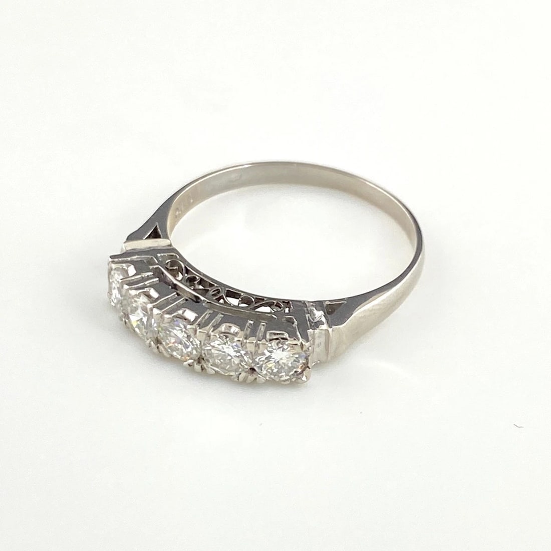 MELEE DIAMOND DESIGN RING PLATINUM: Melee diamond design Ring Platinum Brand: Unbranded Type: Ring Material: Pt850, Color: Platinum Size: US 6.5 to 7 Accessories: None Accessories Notice: When purchasing pre-owned goods, ple