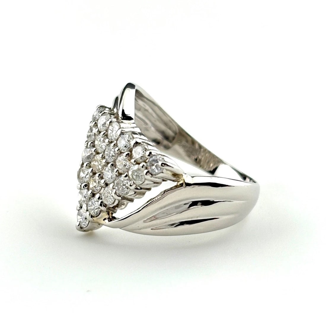 MELEE DIAMOND DESIGN RING PLATINUM: Melee diamond design Ring Platinum Brand: Unbranded Type: Ring Material: Pt900, Color: Platinum Size: US 7.5 to 8 Accessories: None Accessories Notice: When purchasing pre-owned goods, ple