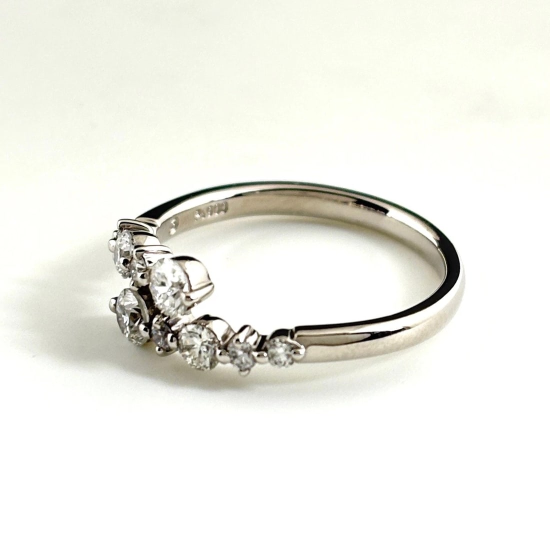 MELEE DIAMOND DESIGN RING PLATINUM: Melee diamond design Ring Platinum Brand: Unbranded Type: Ring Material: Pt900, Color: Platinum Size: US 7.5 to 8 Accessories: None Accessories Notice: When purchasing pre-owned goods, ple