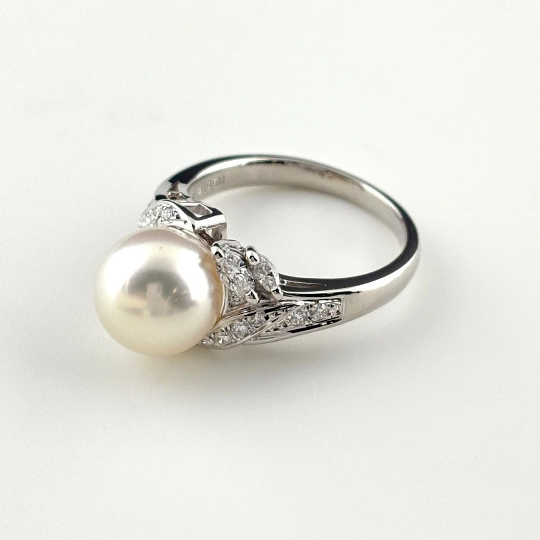 MIKIMOTO PEARL DESIGN RING PLATINUM: MIKIMOTO pearl design Ring Platinum Brand: MIKIMOTO Type: Ring Material: Pt950, Color: Platinum Size: US 7 to 7.5 Accessories: None Accessories Notice: When purchasing pre-owned goods, please