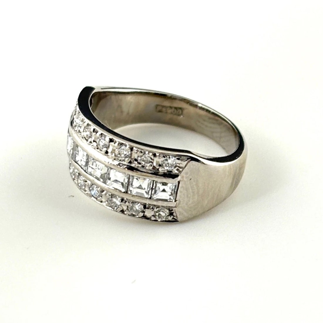 MELEE DIAMOND DESIGN RING PLATINUM: Melee diamond design Ring Platinum Brand: Unbranded Type: Ring Material: Pt900, Color: Platinum Size: US 4 to 4.5 Accessories: None Accessories Notice: When purchasing pre-owned goods, ple