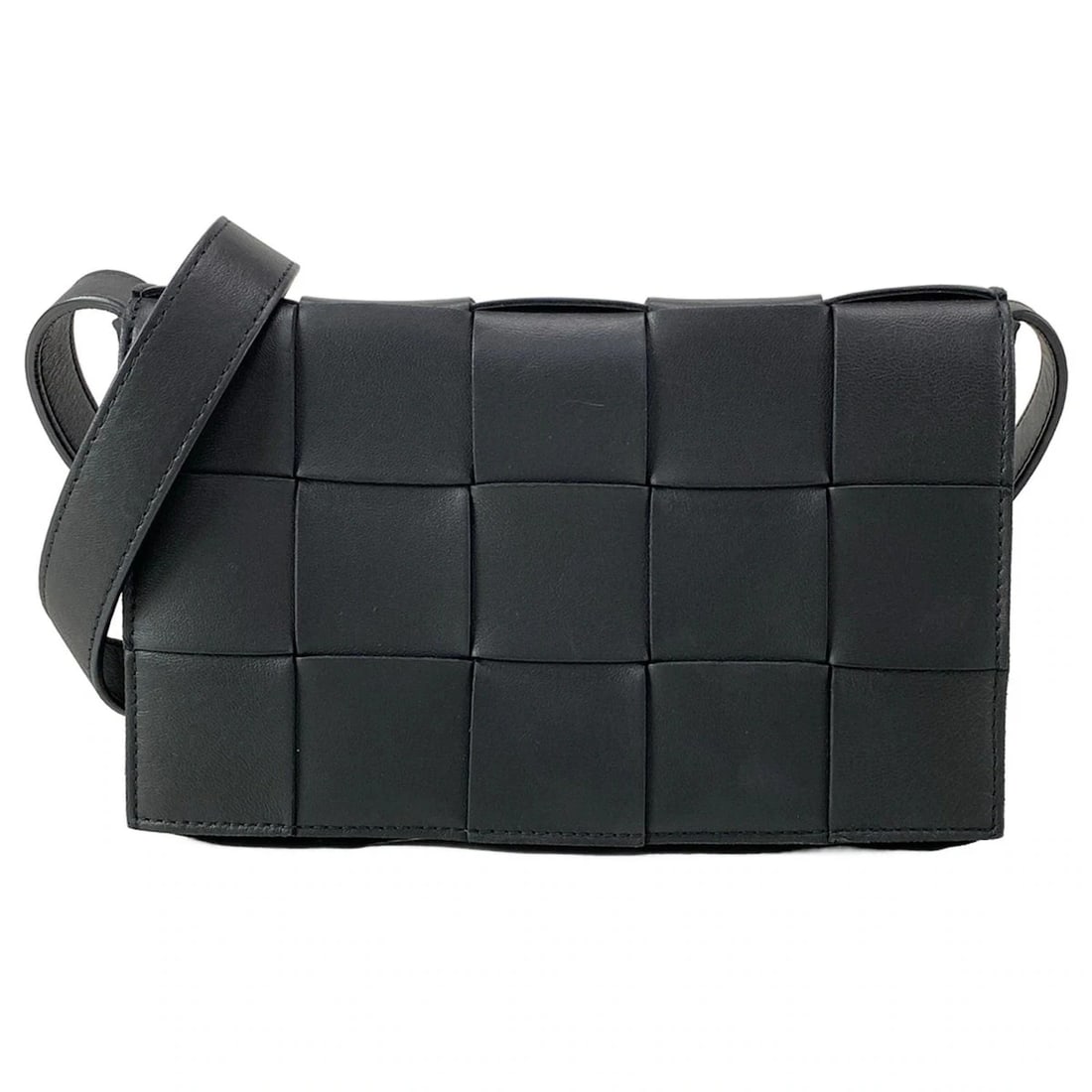 BOTTEGA VENETA CASSETTE - BLACK LEATHER SHOULDER BAG SHOULDER BAG: BOTTEGA VENETA Cassette - Black Leather Shoulder Bag Shoulder Bag Brand: BOTTEGA VENETA Type: Shoulder Bag Material: Leather Color: Black Size: Height : 5.51 inch (14 cm) Width : 8.66 inch (22 cm)