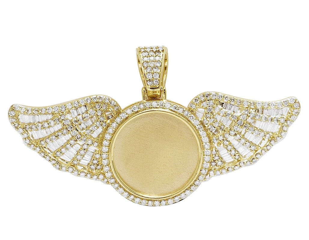 10K YELLOW GOLD BAGUETTE REAL DIAMOND WING MEMORY PENDANT: 10K Yellow Gold Baguette Real Diamond Wing Memory Pendant Brand: None Type: Necklace Material: 10k Yellow Gold Main Stone/Creation Natural Color: Yellow Gold Size: Dimension 2.5" Accessories: Non