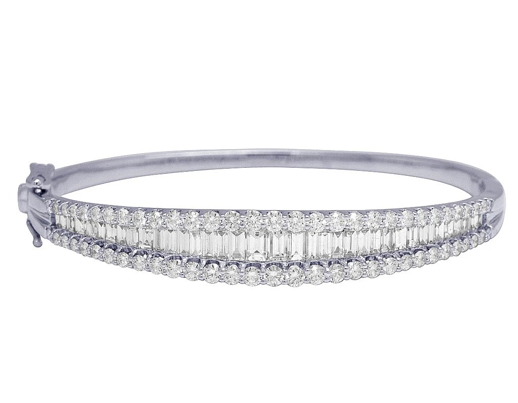 BAGUETTE REAL DIAMOND DESIGNER BANGLE BRACELET D: Baguette Real Diamond Designer Bangle Bracelet d Brand: None Type: Bracelet Material: 14k White Gold Main Stone/Creation Natural Color: White Gold Size: Dimension 9.5MM x 6.5" Accessories: None