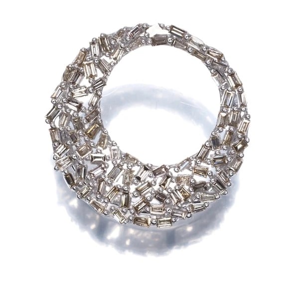 DIAMOND TAPERED-CUT CIRCLE PENDANT 18K 750 WHITE GOLD: Diamond Tapered-cut Circle Pendant 18K 750 White Gold Brand: Unbranded Type: Pendant Material: 18K / 750 / White Gold Main Stone/Creation Natural Color: White Gold Size: Design size: 19.5 x