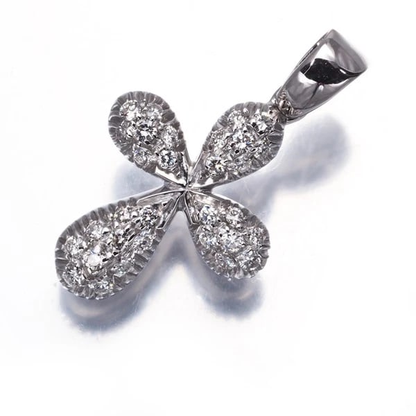 DAMIANI PENDANT DIAMOND CROSS PAVED: DAMIANI Pendant Diamond Cross Paved Brand: DAMIANI Type: Pendant Material: 18K / 750 / White Gold Main Stone/Creation Natural Color: White Gold Size: Design size: 17.0 x 13.8mm Total length of