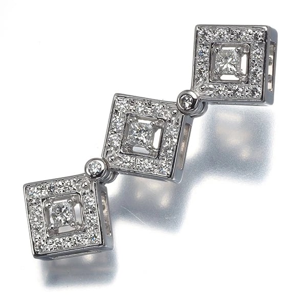 TASAKI PENDANT DIAMOND 2WAY SQUARE: TASAKI Pendant Diamond 2WAY Square Brand: TASAKI Type: Pendant Material: 18K / 750 / White Gold Main Stone/Creation Natural Color: White Gold Size: Design size: 34.8 x 11.2mm Bail inner