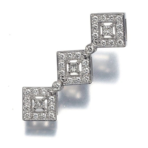 TASAKI PENDANT DIAMOND PRINCESS-CUT SQUARE: TASAKI Pendant Diamond Princess-cut Square Brand: TASAKI Type: Pendant Material: 18K / 750 / White Gold Main Stone/Creation Natural Color: White Gold Size: Design size: 34.3 x 11.0mm Bail