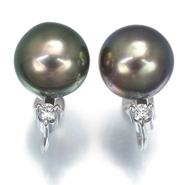 TASAKI EARRINGS BLACK SOUTH SEA PEARL DIAMOND: TASAKI Earrings Black South Sea Pearl Diamond Brand: TASAKI Type: Earrings Material: 900 / Platinum Color: Silver Size: Full length of total design: 14.6mm Accessories: None Accessories