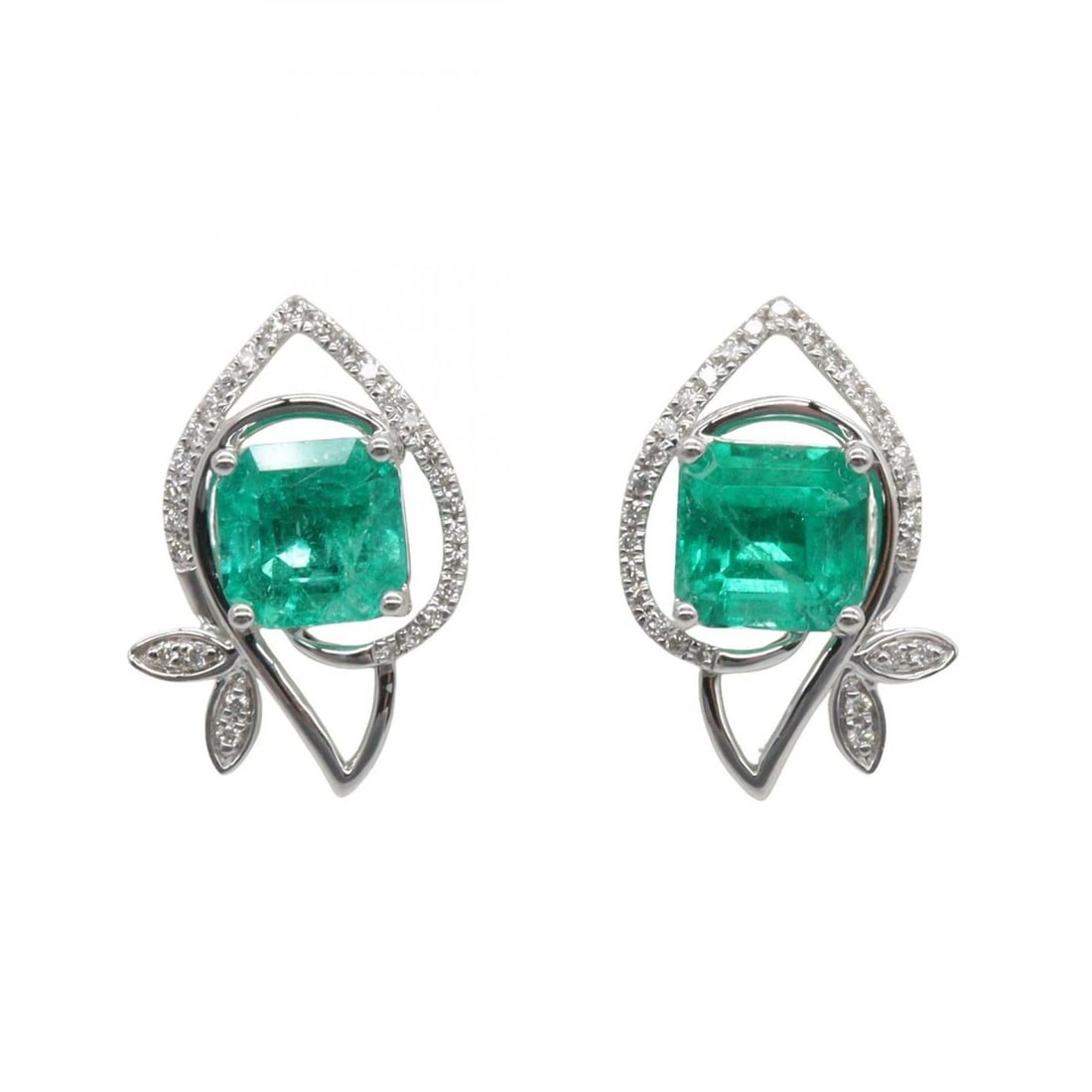 JEWELRY EMERALD DIAMOND PIERCED EARRINGS 18KWG: JEWELRY Emerald Diamond Pierced Earrings 18KWG Brand: JEWELRY Type: Pierced earrings Material: K18WG?White Gold? Main Stone/Creation Emerald Color: White Gold Size: Size 17mm x 12mm(0.7" x 0.5")