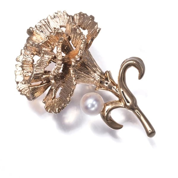MIKIMOTO BROOCH AKOYA PEARL CARNATION FLOWER: Mikimoto Brooch Akoya Pearl Carnation Flower Brand: MIKIMOTO Type: Brooch Material: 18K / 750 / Rose Gold Color: Gold Size: Design size: 23.7 x 15.0mm Accessories: None Accessories Notice: