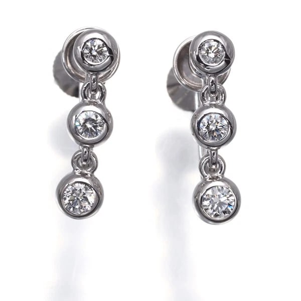 MIKIMOTO EARRINGS DIAMOND 18K 750 WHITE GOLD: Mikimoto Earrings Diamond 18K 750 White Gold Brand: MIKIMOTO Type: Earrings Material: 18K / 750 / White Gold Main Stone/Creation Natural Color: White Gold Size: Design size: 16.2 x 4.0mm Accessor
