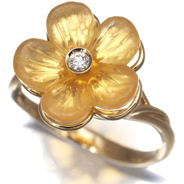 FERRAGAMO RING DIAMOND FLOWER: Ferragamo Ring Diamond Flower Brand: Ferragamo Type: Ring Material: 18K / 750 / Yellow Gold Main Stone/Creation Natural Color: Yellow Gold Size: US 7.5 - 7.75 Accessories: None Accessories