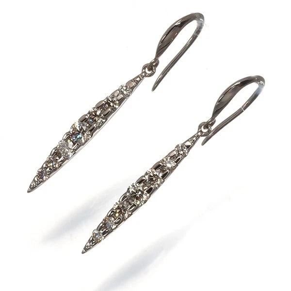 KASHIKEY EARRINGS BROWN DIAMOND NAKED HOOK: KASHIKEY Earrings Brown Diamond Naked Hook Brand: KASHIKEY Type: Earrings Material: 18K / 750 / Brown Gold Main Stone/Creation Natural Color: Gold Size: Design size: 21.6 x 3.0mm Earring total