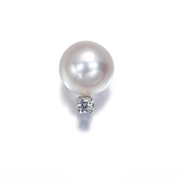 MIKIMOTO SINGLE EARRING AKOYA DIAMOND 18K 750 WHITE GOLD: Mikimoto Single Earring Akoya Diamond 18K 750 White Gold Brand: MIKIMOTO Type: Single Earring Material: 18K / 750 / White Gold Color: White Gold Size: Total length of design: 9.7mm 
