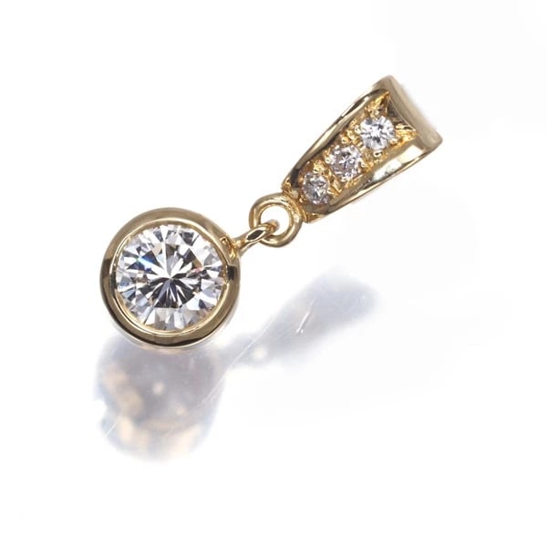 TASAKI PENDANT DIAMOND SOLITAIRE: TASAKI Pendant Diamond Solitaire Brand: TASAKI Type: Pendant Material: 18K / 750 / Yellow Gold Main Stone/Creation Natural Color: Yellow Gold Size: Design size: 15.5 x 5.7mm Bail inner
