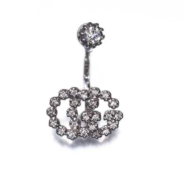 GUCCI SINGLE EARRING DIAMOND GG RUNNING: GUCCI Single Earring Diamond GG Running Brand: GUCCI Type: Single Earring Material: 18K / 750 / White Gold Main Stone/Creation Natural Color: White Gold Size: Design size: 16.0 x 10.3mm 