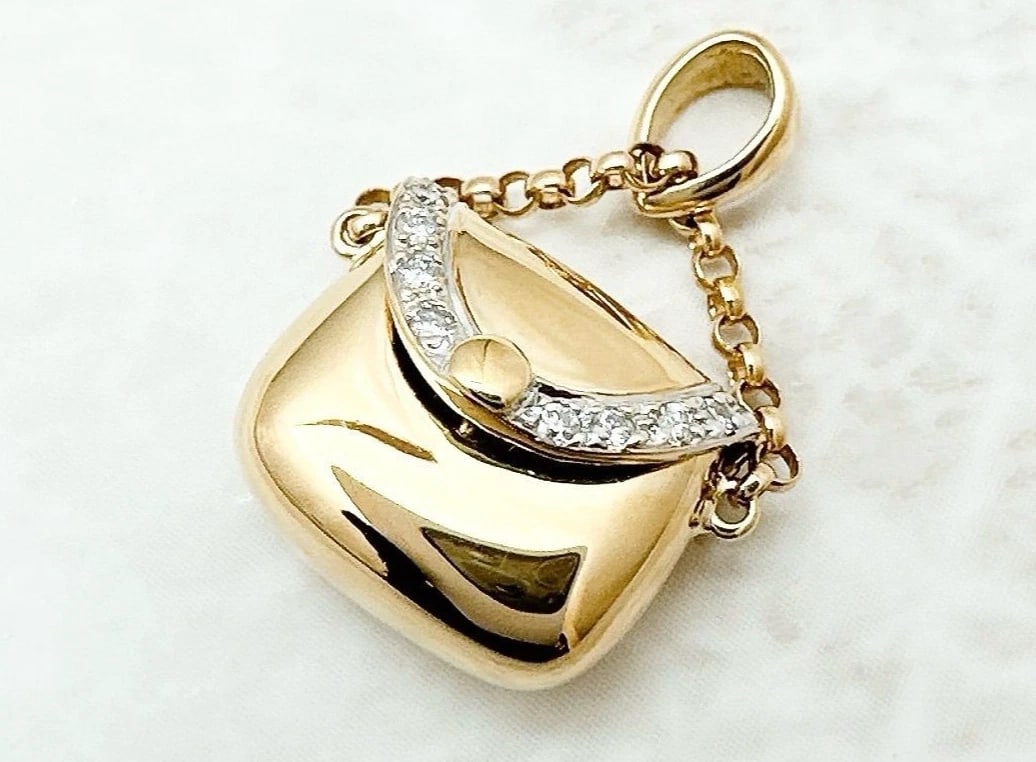 PONTE VECCHIO DIAMOND BAG MOTIF 18K YELLOW GOLD LOCKET PENDANT: Ponte Vecchio Diamond Bag Motif 18k Yellow Gold Locket Pendant Brand: Ponte Vecchio Type: Pendant Material: 18k Yellow Gold Main Stone/Creation Natural Color: Yellow Size: Approx. 12.3 × 10.5