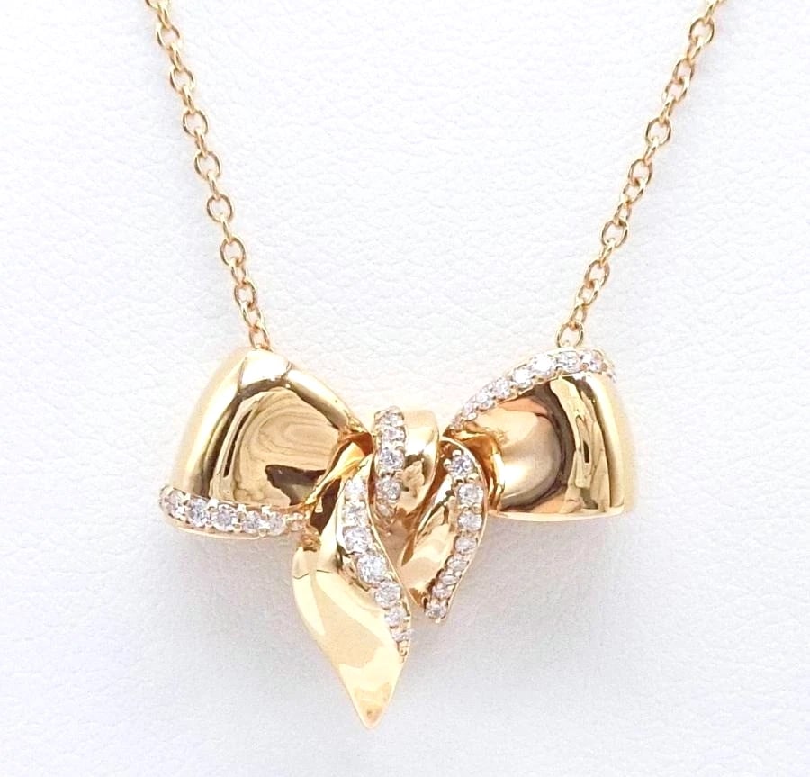 DAMIANI FIOCCO DIAMOND 18K ROSE GOLD CHAIN PENDANT NECKLACE: Damiani Fiocco Diamond 18k Rose Gold Chain Pendant Necklace Brand: Damiani Type: Necklace Material: 18k Rose Gold Main Stone/Creation Natural Color: Gold Size: Dimensions: Pendant W21 × H17.5