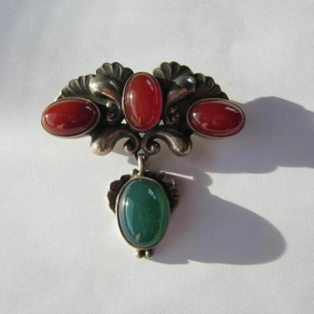 GEORG JENSEN GREEN AGATE AND CARNELIAN BROOCH PIN BROOCH: Georg Jensen Green Agate and Carnelian Brooch Pin Brooch Brand: Georg Jensen Type: Brooch Material: Sterling Silver 925 Main Stone/Creation Green Agate,Carnelian Color: Silver Size: 5.2 cm ×