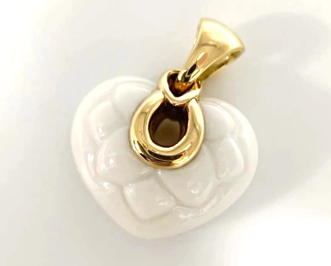BVLGARI BULGARI CHANDRA CERAMIC HEART: Bvlgari Bulgari Chandra Ceramic Heart Brand: Bvlgari Type: Pendant Material: 18k Yellow Gold Color: Yellow Size: . 19.2 × 22.5 mm (0.76 × 0.89 in, including bail) Accessories: None