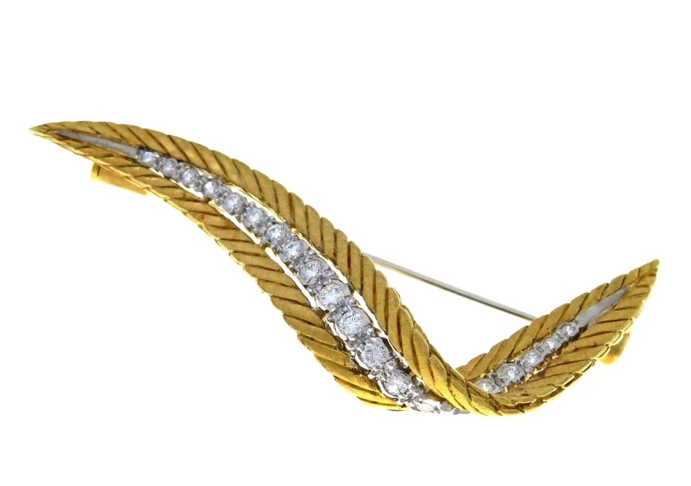GIANMARIA BUCCELLATI WAKO GOLD DIAMOND FEATHER BROOCH: Gianmaria Buccellati WAKO Gold Diamond Feather Brooch Brand: Buccellati Type: Brooch Material: 18k White Gold 18k Yellow Gold Main Stone/Creation Natural Color: Size: Approx. 23mm (0.91in) (H)