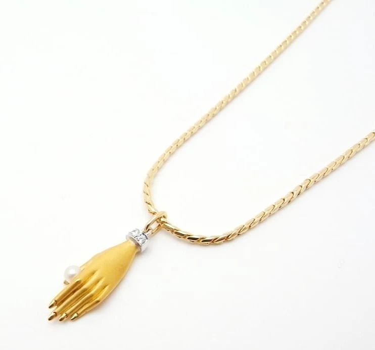 CARRERA Y CARRERA HAND MOTIF PEARL DIAMOND PENDANT NECKLACE: Carrera y Carrera Hand Motif Pearl Diamond Pendant Necklace Brand: Carrera y Carrera Type: Necklace Material: 18k Yellow Gold Main Stone/Creation PearlSecondary Stone Natural Color: Yellow Size: P