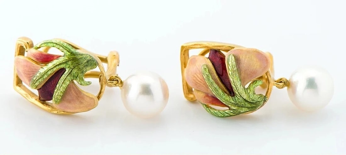 MASRIERA AKOYA PEARL 18K YELLOW GOLD ENAMEL EARRINGS: Masriera Akoya Pearl 18k Yellow Gold Enamel Earrings Brand: Masriera Type: Earrings Material: 18k Yellow Gold Main Stone/Creation Akoya Pearl Color: Multicolor Size: H26.6mm × W13.0mm (1.05in
