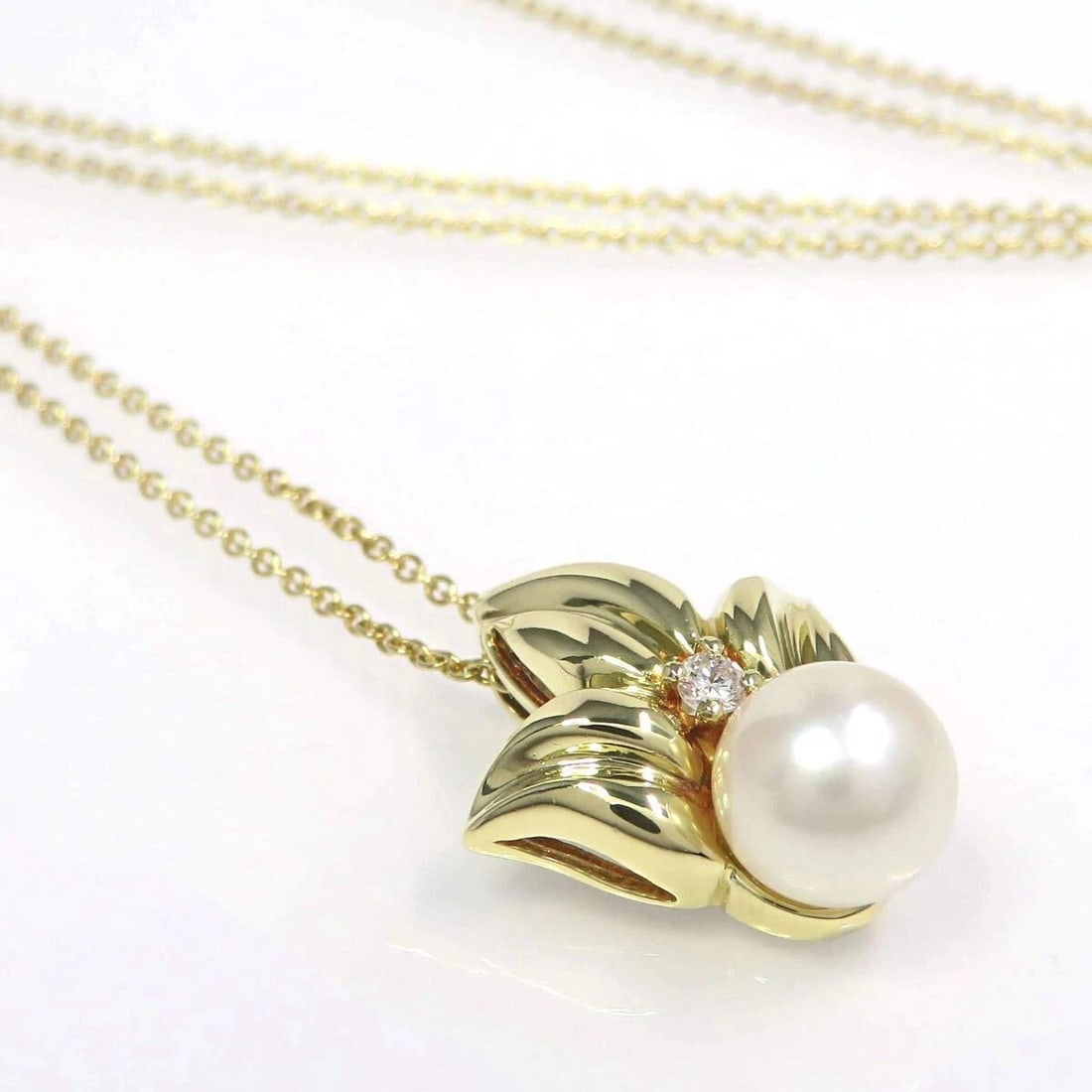 TIFFANY & CO PEARL DIAMOND LEAF 18K YELLOW GOLD NECKLACE PENDANT: Tiffany & Co Pearl Diamond Leaf 18k Yellow Gold Necklace Pendant Brand: Tiffany & Co. Type: Necklace Material: 18k Yellow Gold Main Stone/Creation PearlSecondary Stone Natural Color: Yellow 