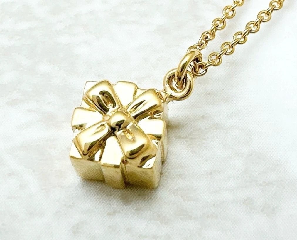 TIFFANY & CO MINI GIFT CHAIN NECKLACE PENDANT: Tiffany & Co Mini Gift Chain Necklace Pendant Brand: Tiffany & Co. Type: Necklace Material: 18k Yellow Gold Color: Yellow Size: Chain Length: Approx. 41 cm (16.14 in) Top Size: Approx. W8 mm
