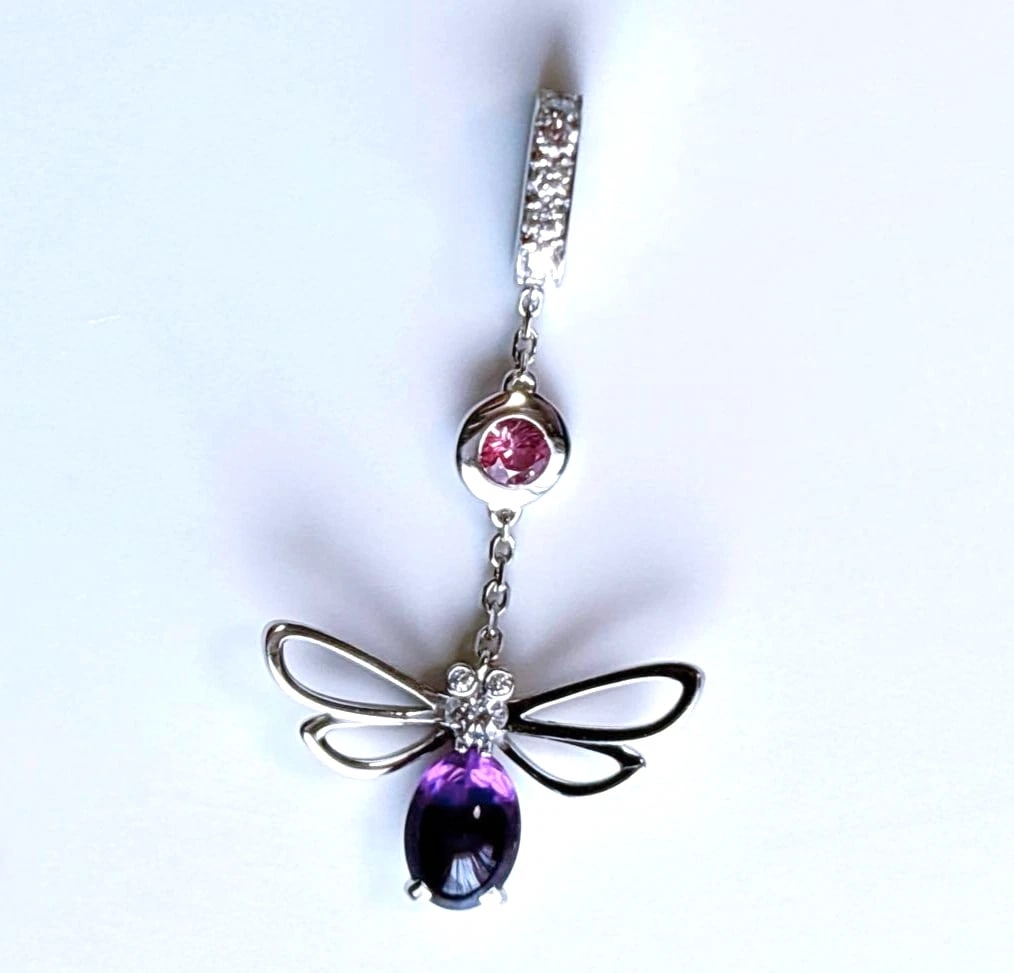 CHAUMET ATTRAPE MOI BEE AMETHYST PINK DIAMOND CHARM PENDANT TOP: Chaumet Attrape Moi Bee Amethyst Pink Diamond Charm Pendant Top Brand: Chaumet Type: Pendant Material: : 750 (18K White Gold) Main Stone/Creation AmethystSecondary Stone Natural Pink Sapphire Color