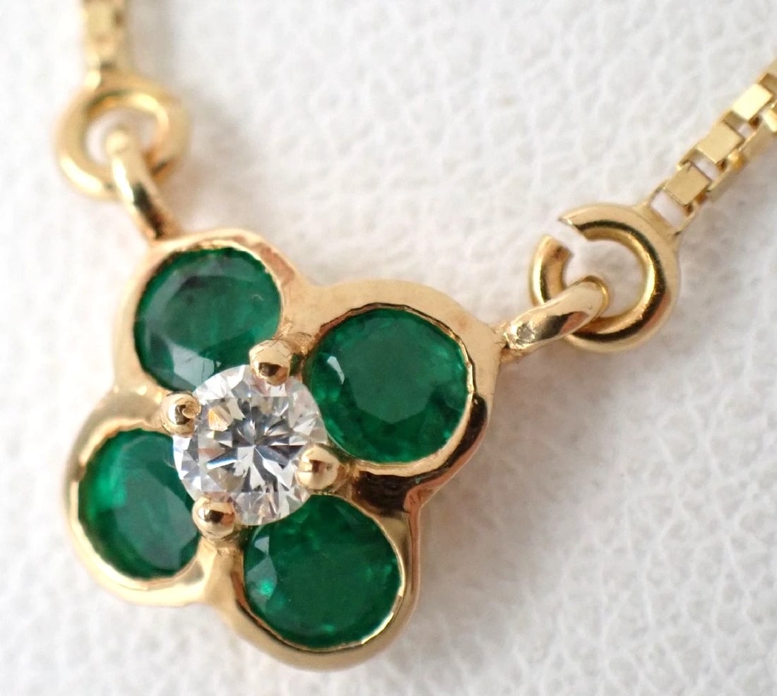 UNOAERRE EMERALD DIAMOND 18K YELLOW GOLD CHAIN NECKLACE PENDANT: UnoAErre Emerald Diamond 18k Yellow Gold Chain Necklace Pendant Brand: UNOAERRE Type: Necklace Material: 18k Yellow Gold Main Stone/Creation Natural Color: Yellow Size: : Approx. 6.8 × 6.8 mm / A