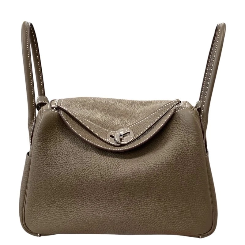 HERMES LINDY 26 HANDBAG: HERMES Lindy 26 Handbag Brand: HERMES Type: Handbag Material: Taurillon Clemence Color: Etop SilverHardware Size: W10.2 x H7.1x D5.1inch Accessories: None Accessories Notice: When purchasing