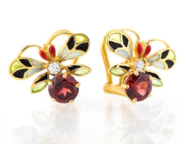 MASRIERA 18K YELLOW GOLD GARNET ENAMEL EARRINGS: Masriera 18k Yellow Gold Garnet Enamel Earrings Brand: Masriera Type: Earrings Material: 18k Yellow Gold Main Stone/Creation Garnet Color: Yellow Size: . 14.5/15.1mm (Height), 16.7/16.3mm