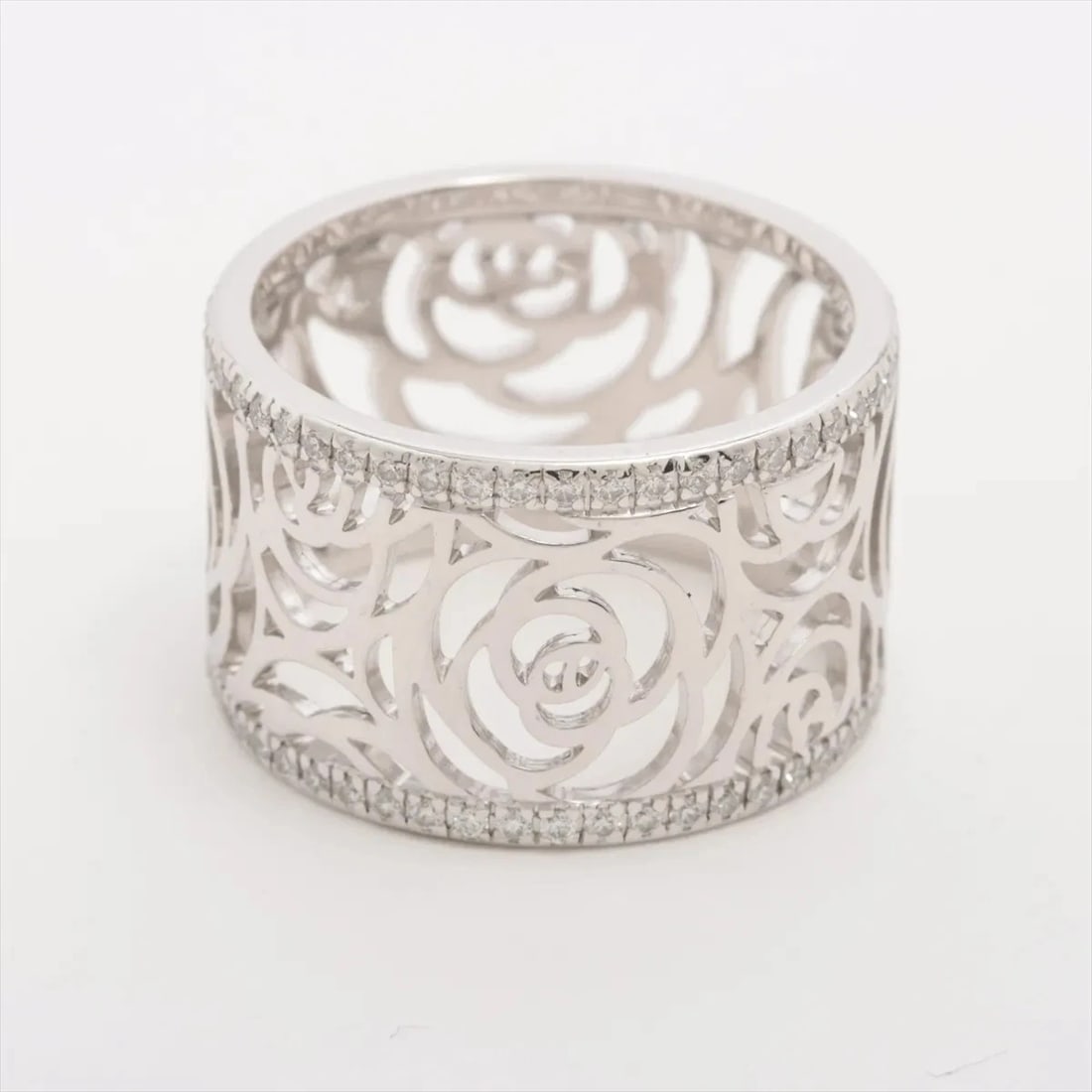 CHANEL CAMELIA DIAMOND RING 750(WG): Chanel Camelia diamond Ring 750(WG) Brand: Chanel Type/Style: Ring Material: 750(WG), Main Stone/Creation Natural Color: WG Size: 6.25 - 6.5 US Accessories: None Accessories Notice: When