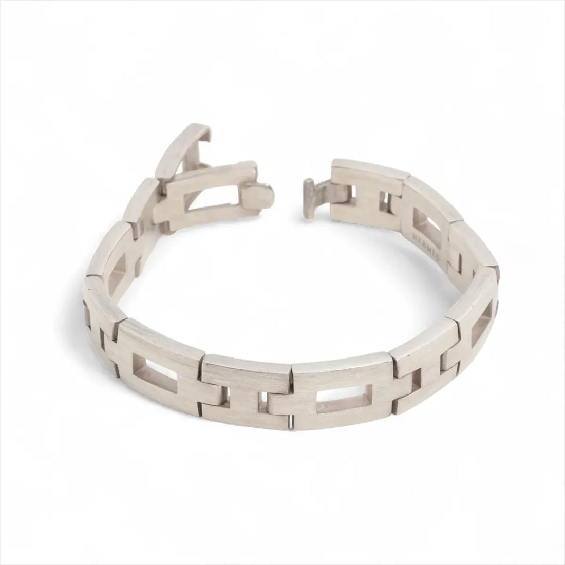 HERMES HERCULES BRACELET SILVER: Hermes Hercules Bracelet Silver Brand: Hermes Type/Style: Bracelet Material: 925, Color: Silver Size: Bracelet length:16.5 Accessories: None Accessories Notice: When purchasing pre-owned g
