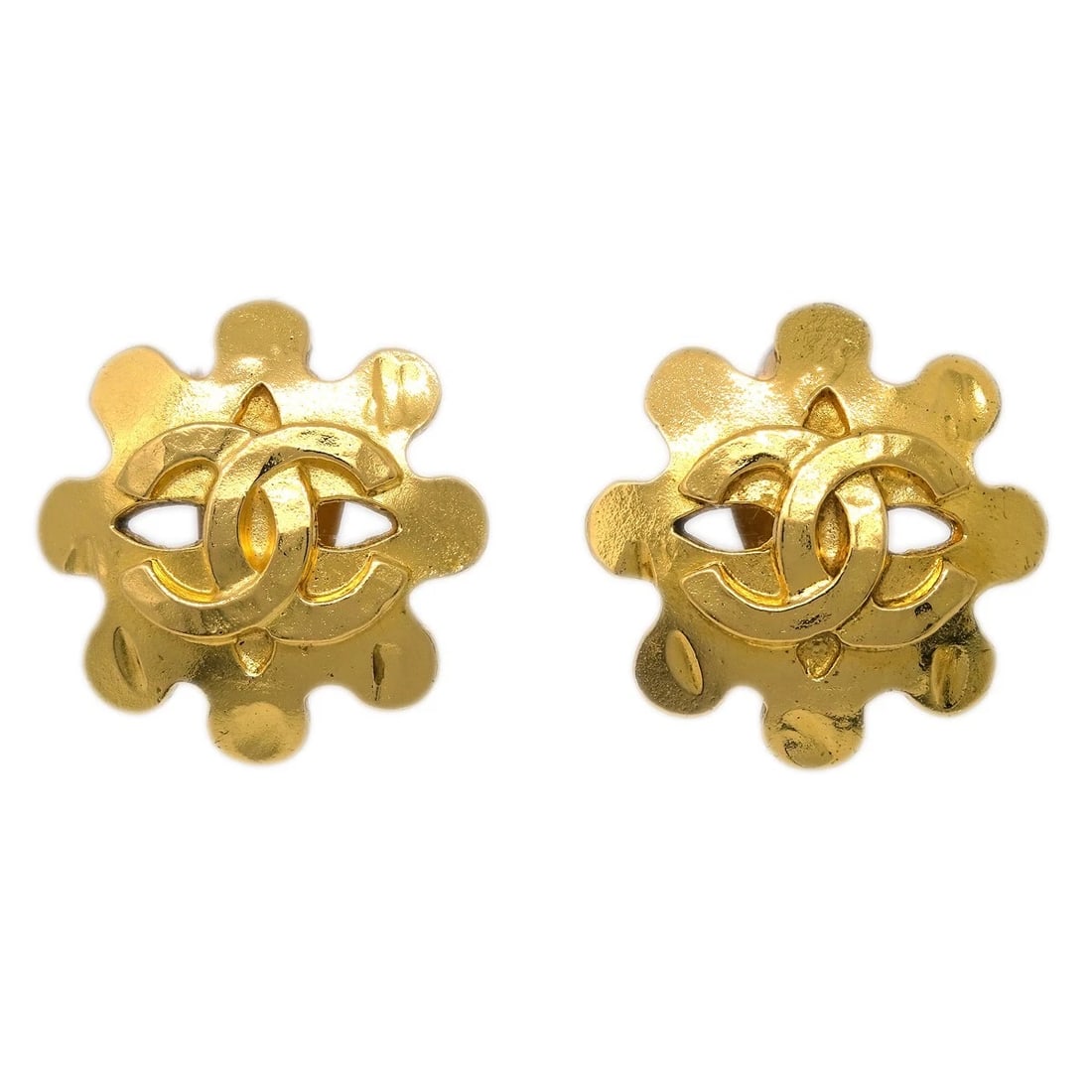 CHANEL FLOWER EARRINGS CLIP-ON GOLD: Chanel Flower Earrings Clip-On Gold Brand: CHANEL Type/Style: Earrings Material: Gold Plated, Color: Gold Size: W 2.8 x H 2.8 cm Accessories: None Accessories Notice: When purchasing pre-o