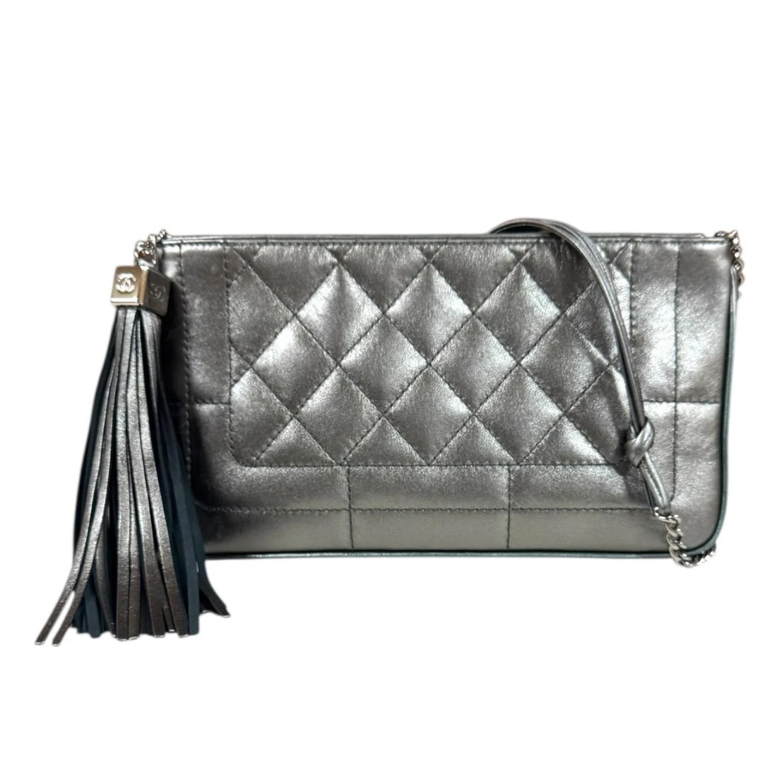 CHANEL FAMILY SALE ITEMS SHOULDER BAG LEATHER: CHANEL Family sale items Shoulder Bag leather Brand: CHANEL Type: Shoulder Bag Material/Exterior Material: leather Color/Exterior Color: metallic / gray Size: W10.2 x H5.5 x D0.8inch