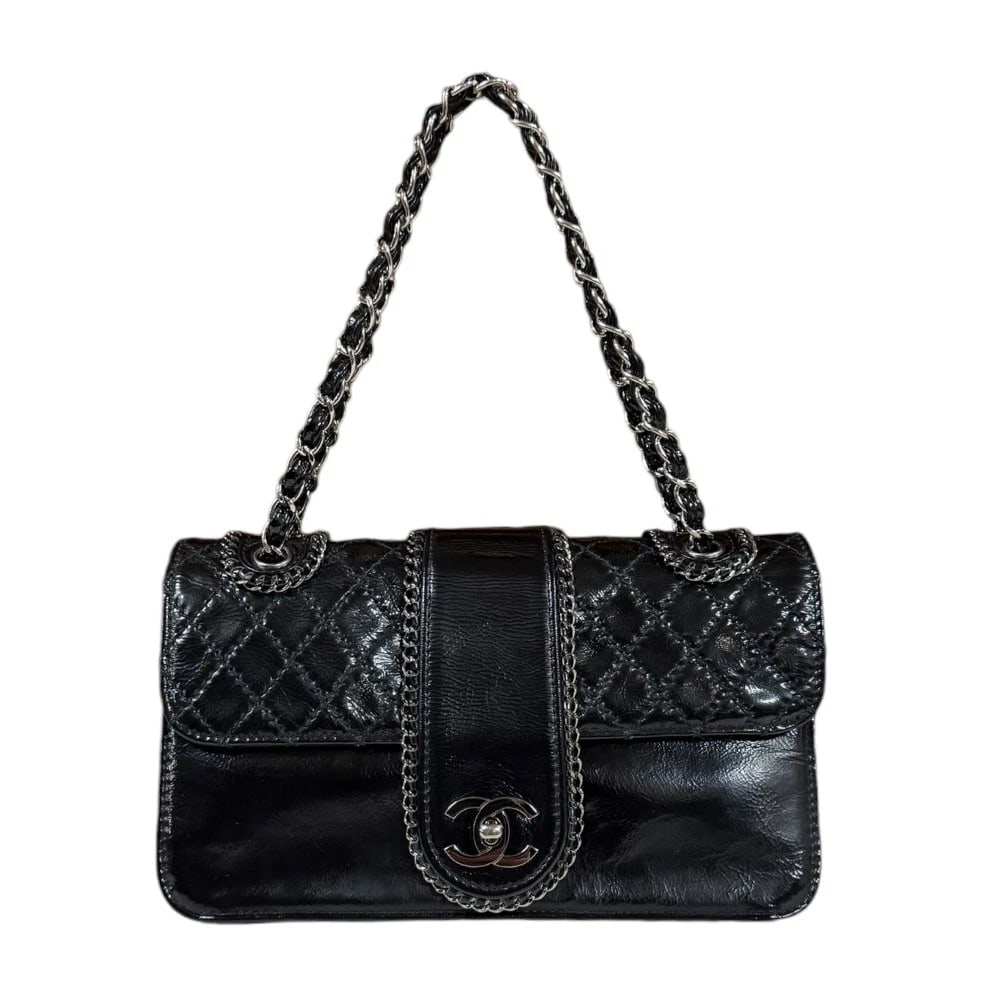 CHANEL SHOULDER BAG PATENT LEATHER WCHAIN LUXURY: CHANEL Shoulder Bag Patent leather WChain Luxury Brand: CHANEL Type: Shoulder Bag Material/Exterior Material: Patent leather Color/Exterior Color: black Size: W9.6 x H5.5 x D4.3inch