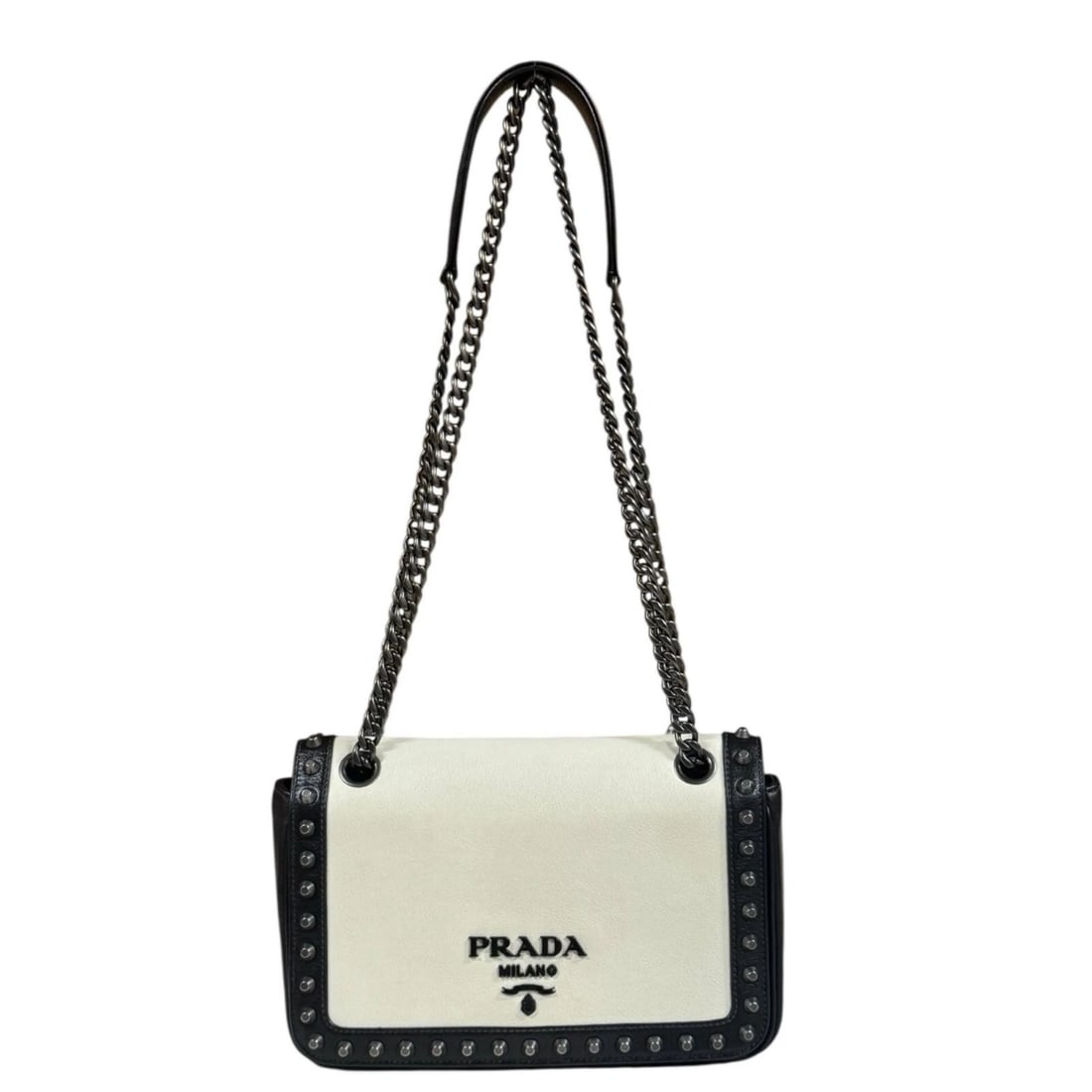 PRADA SHOULDER BAG CROSS BODY LEATHER WCHAIN: PRADA Shoulder Bag Cross Body leather WChain Brand: PRADA Type: Shoulder Bag Material/Exterior Material: leather Color/Exterior Color: white / black Size: W8.7 x H5.5 x D2.0inch