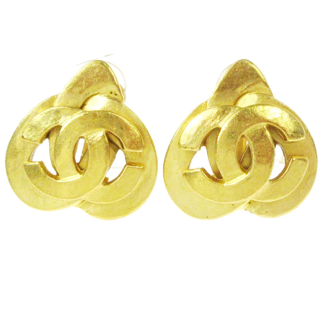CHANEL HEART EARRINGS CLIP-ON GOLD: Chanel Heart Earrings Clip-On Gold Brand: Chanel Type/Style: Earrings Material: Gold-tone, Color: Gold Size: W 2.5 x H 2.6 cm Accessories: None Accessories Notice: When purchasing pre-owned