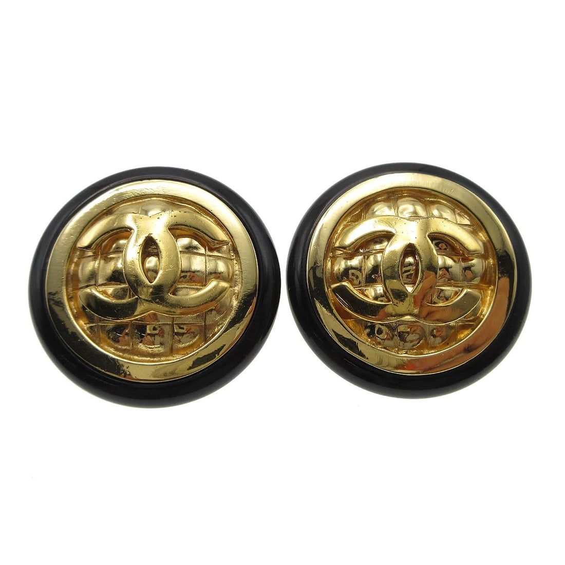 CHANEL QUILTED BUTTON EARRINGS CLIP-ON GOLD: Chanel Quilted Button Earrings Clip-On Gold Brand: Chanel Type/Style: Earrings Material: Gold-plated, Plastic, Color: Gold, Black Size: Diameter : 3.8 cm Accessories: None Accessories Notice: