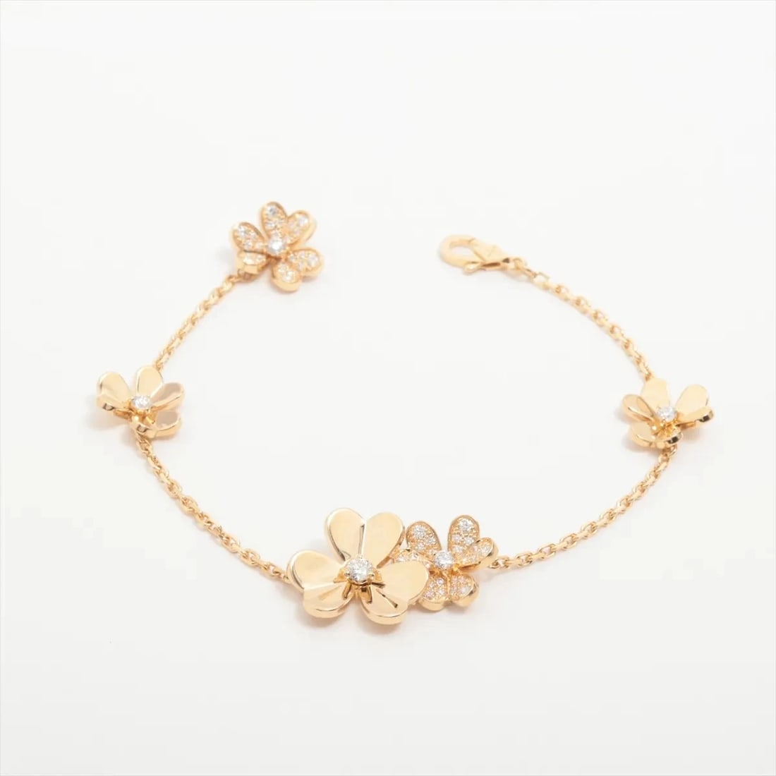 VAN CLEEF & ARPELS FRIVOLE 5 FLOWERS DIAMOND BRACELET 750(YG): Van Cleef & Arpels Frivole 5 flowers diamond Bracelet 750(YG) Brand: Van Cleef & Arpels Type: Bracelet Material: 750(YG) Main Stone/Creation/Gemstone natural Color: Yellow Gold Size: Bracelet