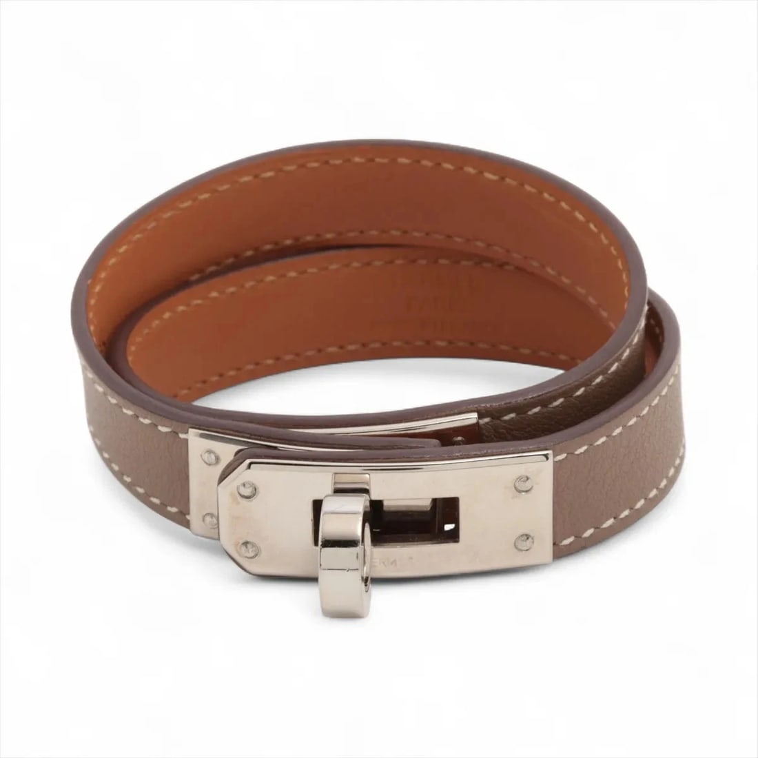 HERMÈS KELLY BRACELET DUBLETOUR BRACELET GP & LEATHER SILVER X ETOUPE: Hermès Kelly Bracelet Dubletour Bracelet GP & Leather silver x etoupe Brand: Hermès Type: Bracelet Material: GP & Leather Color: silver x etoupe Size: Bracelet length:15.5 Accessories: None