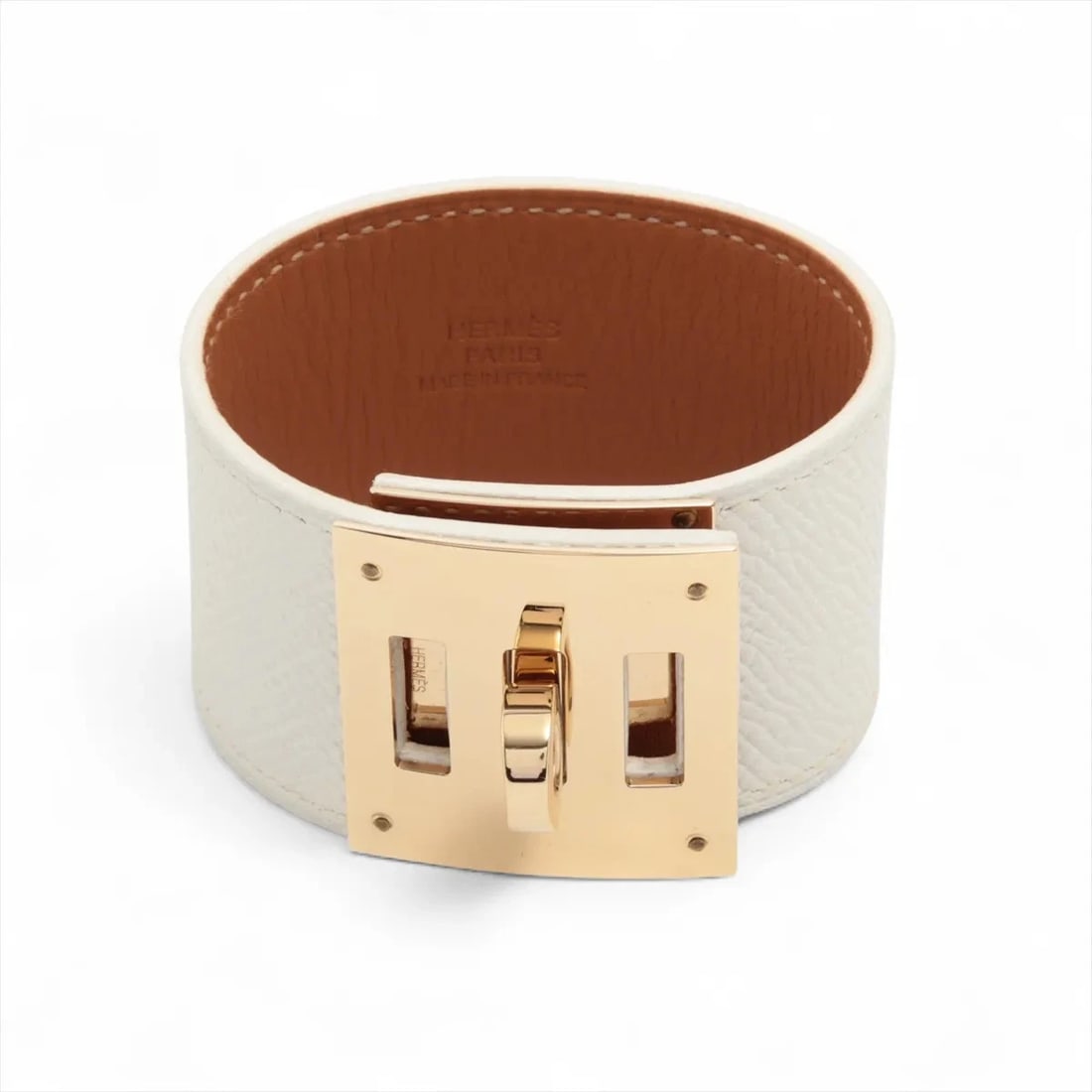 HERMÈS KELLY DOG BRACELET VEAU EPSOM WHITE X GOLD: Hermès Kelly Dog Bracelet Veau Epsom White x gold Brand: Hermès Type: Bracelet Material: Veau Epsom Color: White x gold Size: Bracelet length:17 Accessories: None Accessories Notice: When
