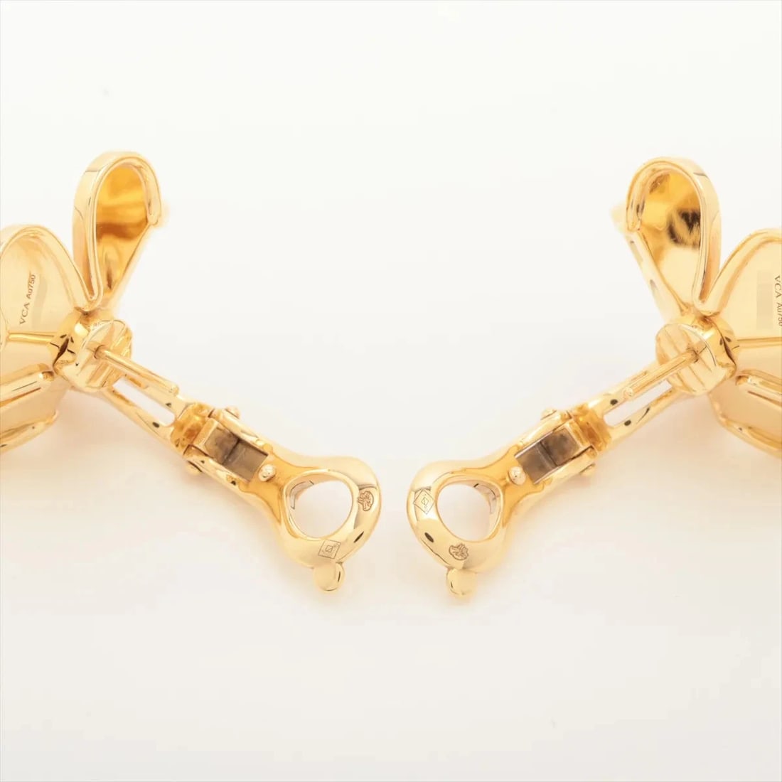 VAN CLEEF & ARPELS FRIVOLE LARGE DIAMOND PIERCING JEWELRY 750(YG): Van Cleef & Arpels Frivole Large diamond Piercing jewelry 750(YG) Brand: Van Cleef & Arpels Type: Piercing jewelry Material: 750(YG) Color: Yellow Gold Size: Height:2Length:2.3 Accessories: None