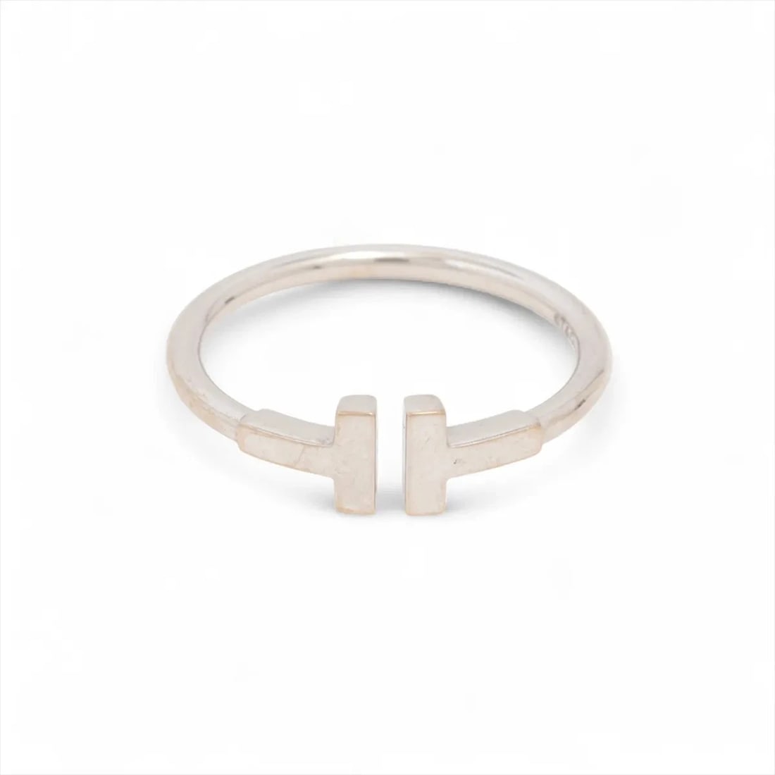 TIFFANY T WIRE RING 750(WG): Tiffany T Wire Ring 750(WG) Brand: Tiffany Type: Ring Material: 750(WG) Color: White Gold Size: 9.25 US Accessories: None Accessories Notice: When purchasing pre-owned goods, please refer