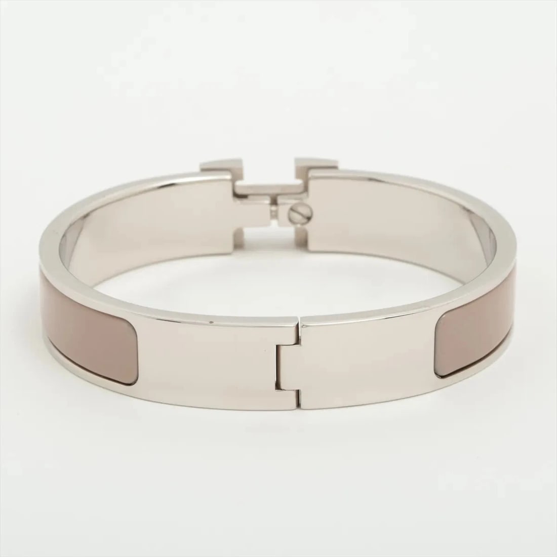 HERMÈS CLICK H FAN BRACELET METAL X ENAMEL GREIGE X SILVER: Hermès Click H fan Bracelet Metal x enamel Greige x silver Brand: Hermès Type: Bracelet Material: Metal x enamel Color: Silver x marron glasse Size: Bracelet length:15.5 Accessories: None